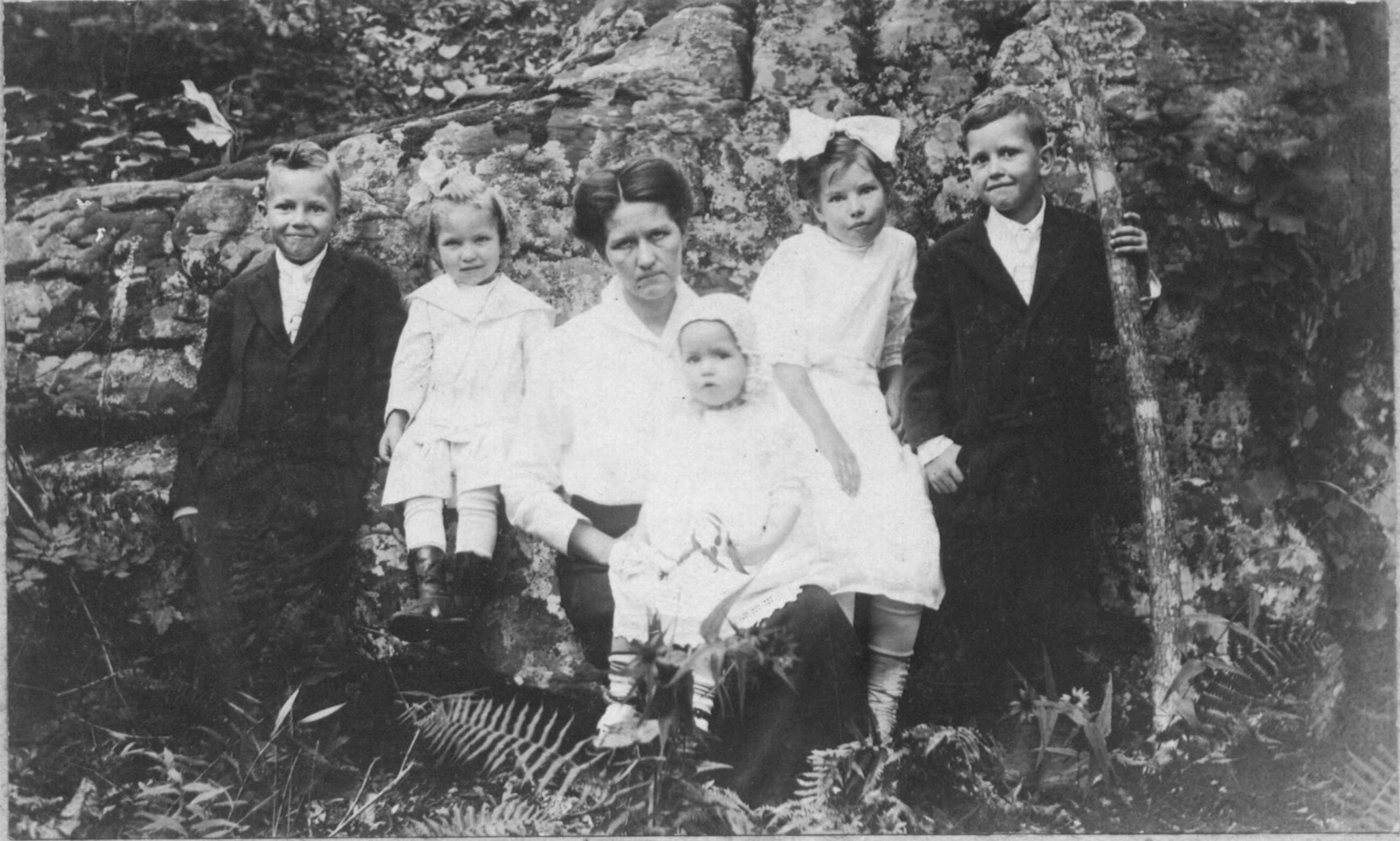Estelle Percefull & Family 1914.jpg (271709 bytes)